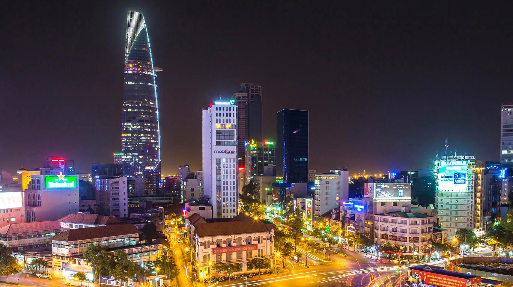 Ho-Chi-Minh-Stadt (HCMC) zählt fast 7,7 Millionen Einwohner und erlebt derzeit eine Phase dynamischen Wirtschaftswachstums, industrieller Expansion und veränderter Landnutzung, was die Stadt zu einem attraktiven Geschäftsstandort macht und ihren Reichtum steigert. Siemens ist seit 1979 in Vietnam präsent und dort seit 1993 offiziell niedergelassen.

Ho Chi Minh City (HCMC) with its nearly 7.7 million inhabitants is witnessing a dynamic phase of economic growth, industrial expansion and land use change which is transforming the city's fortunes and attracting business opportunities. Siemens has been present in Vietnam since 1979 and was officially established since 1993.